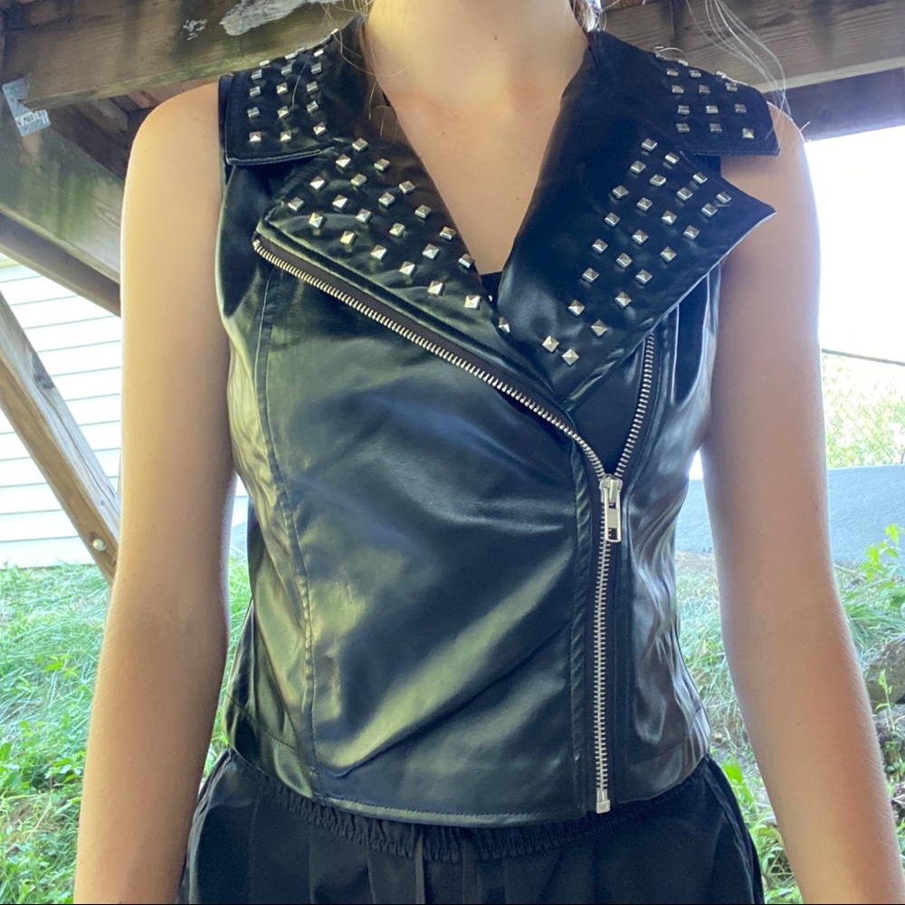 Sleeveless leather jacket.
